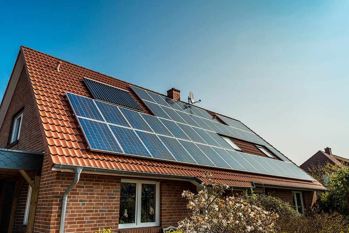 Panneaux photovoltaïques installés sur une toiture en tuiles.