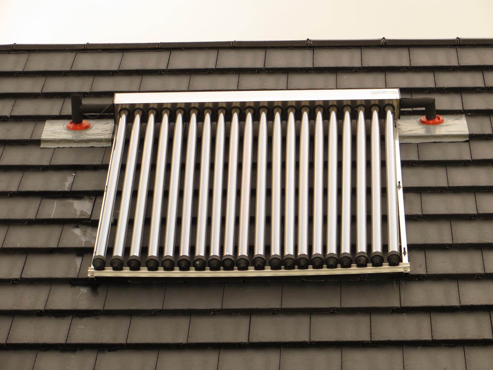 Capteur solaire thermique à tubes installé sur une toiture.